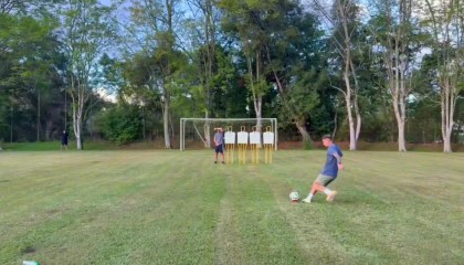 世界杯客户端安装包-秀脚法！34岁J罗晒任意球连续破门视频，目前尚未找到新球队