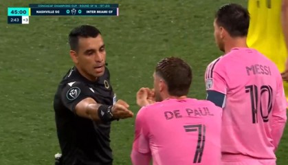 梅西连续盘带后倒地裁判未出牌，德保罗非常不满