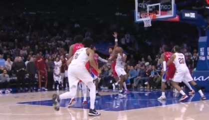 世界杯高清直播软件官网下载入口-关键判罚！莫布里上篮造成乌布雷犯规 76人挑战失败